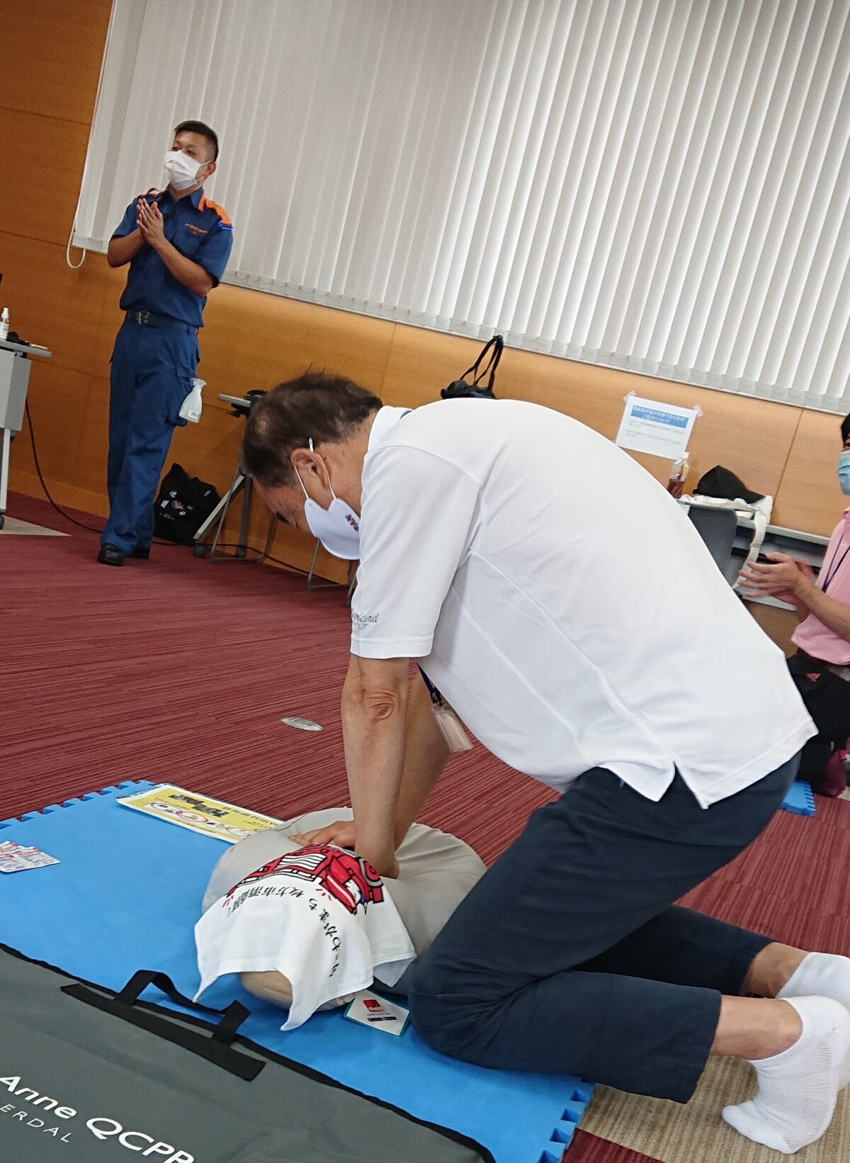 胸骨圧迫を行う団員