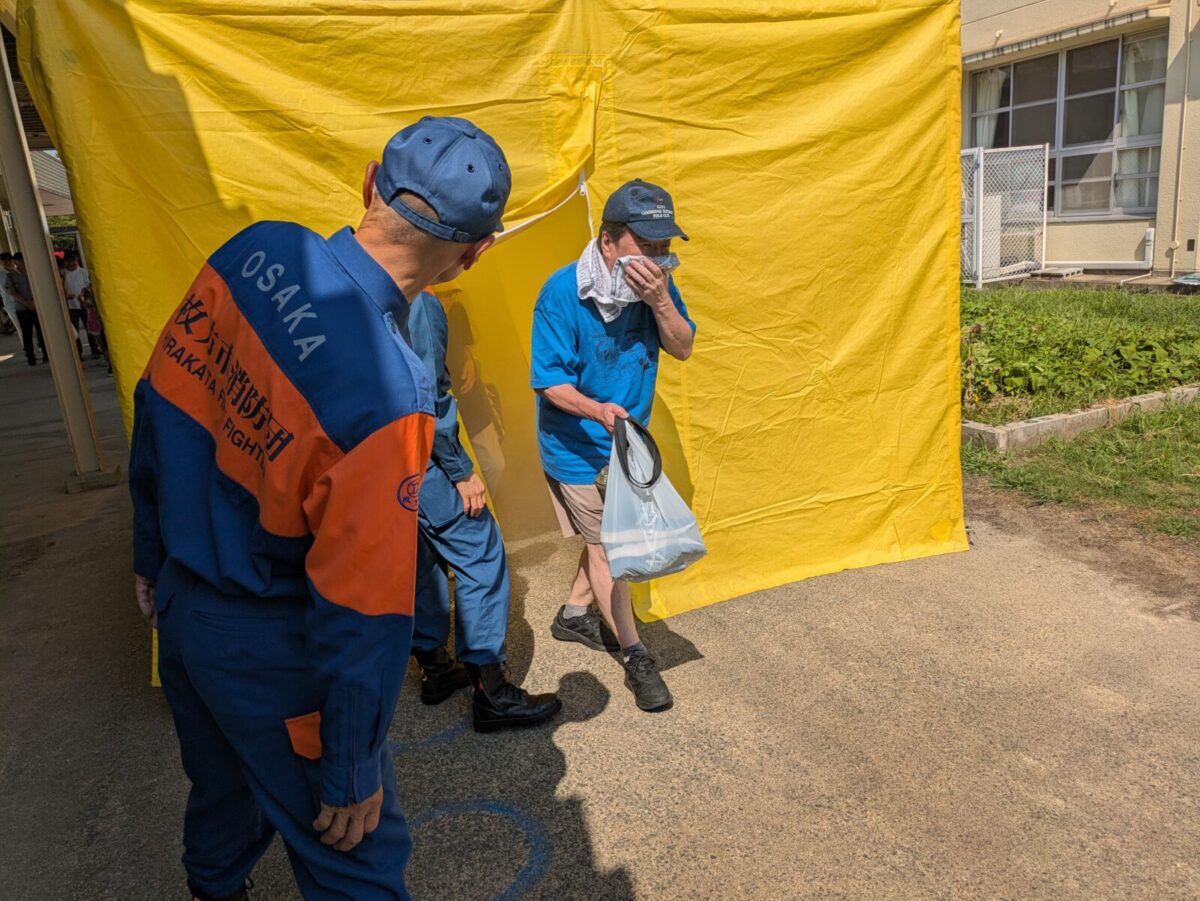 枚方市東香里小学校「自主防災訓練」レポート｜起震車・煙道・AED講習