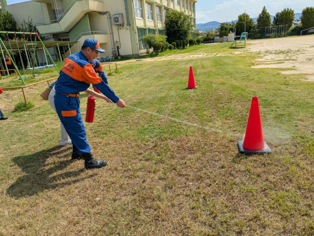 枚方市香陽小学校「第22回自主防災訓練」レポート|避難所開設・毛布搬出・消火訓練・AED講習