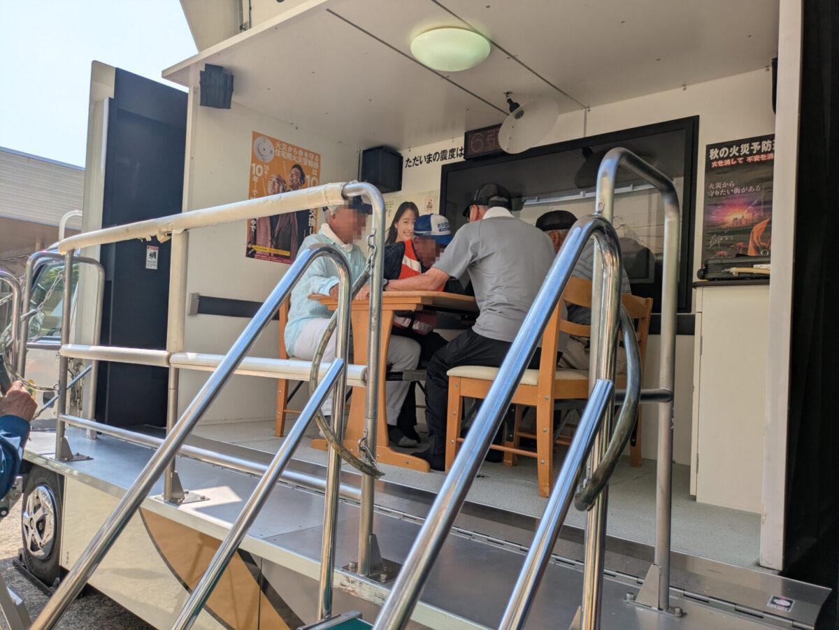 枚方市東香里小学校「自主防災訓練」レポート｜起震車・煙道・AED講習